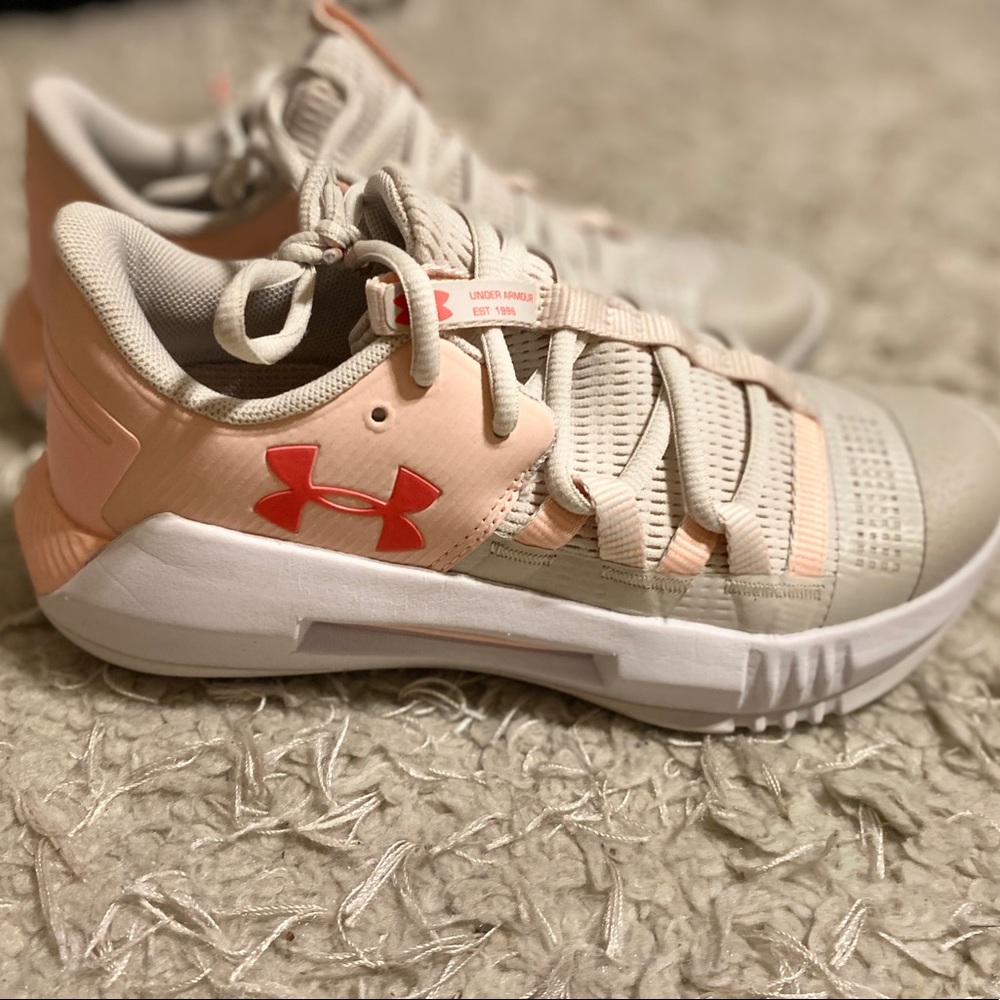 Under armour volleyball shoes size 7